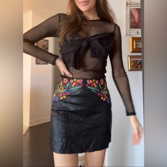 Mesh long sleeves top with bow in the front​ - Picture 7 of 10